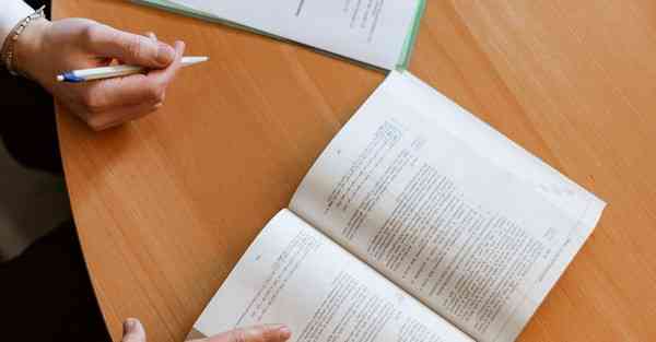 描写智能机器人外貌