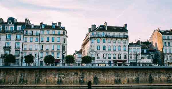 人工智能机器人和人谈恋爱